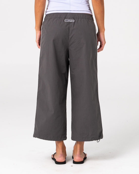 woman-wearing-played-low-rise-capri-track-pant-in-carbon
