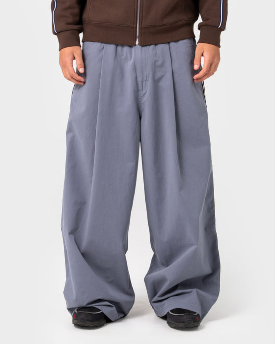 man-wearing-mista-ilavaline-elastic-pant-in-grey