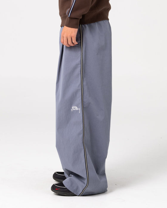 man-wearing-mista-ilavaline-elastic-pant-in-grey