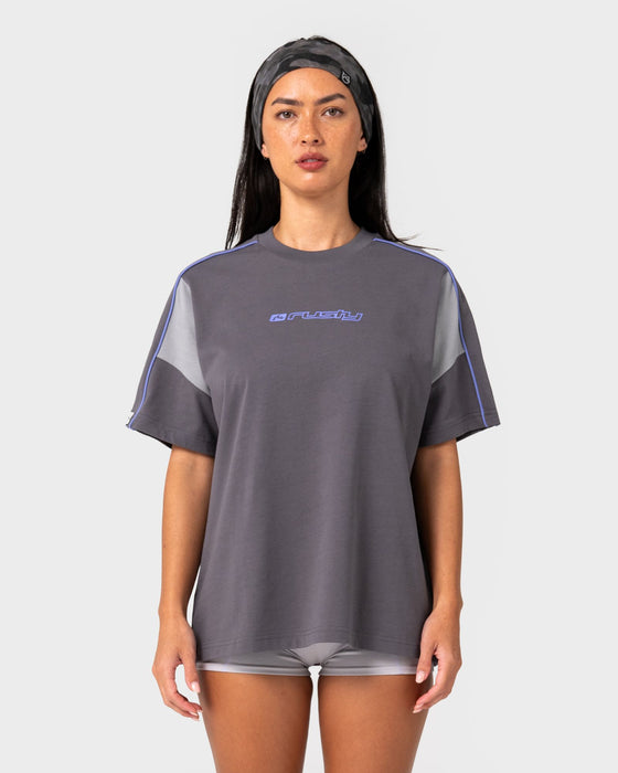 woman-wearing-new-break-220-oversize-tee-in-carbon-2