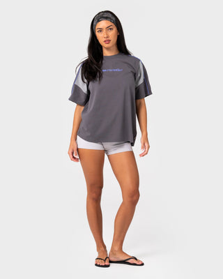 Woman wearing New Break 220 Oversize Tee in Carbon 2
