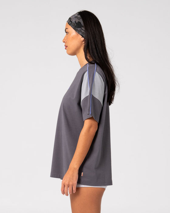 woman-wearing-new-break-220-oversize-tee-in-carbon-2