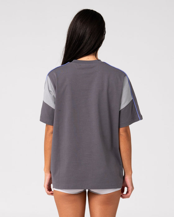 woman-wearing-new-break-220-oversize-tee-in-carbon-2