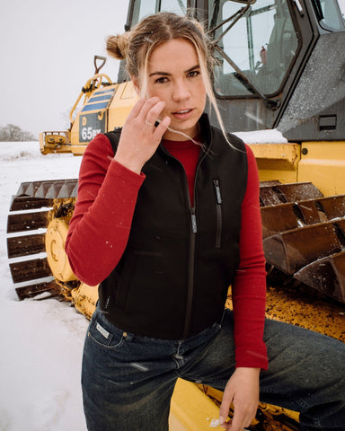 Woman wearing Le Skimmer Fleece Vest in Black