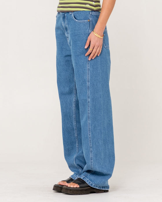 woman-wearing-bobby-barrel-mid-rise-jean-in-middy-blue