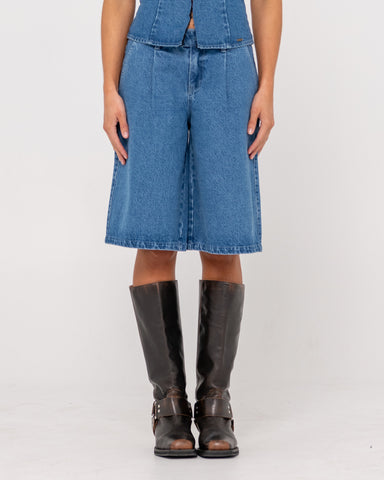 Woman wearing Ikos Low Rise Wide Leg Tailored Short in Middy Blue