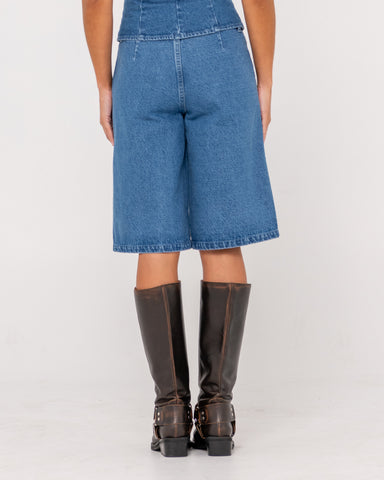 Woman wearing Ikos Low Rise Wide Leg Tailored Short in Middy Blue