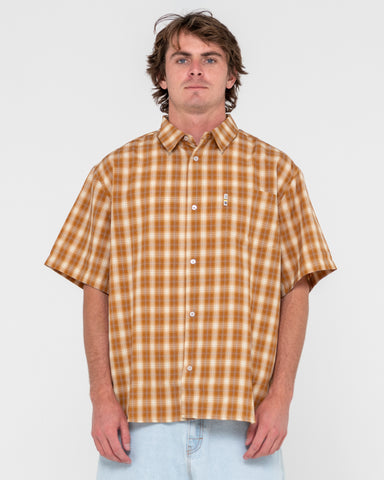 Man wearing Mucho Gusto Short Sleeve Shirt in Khaki