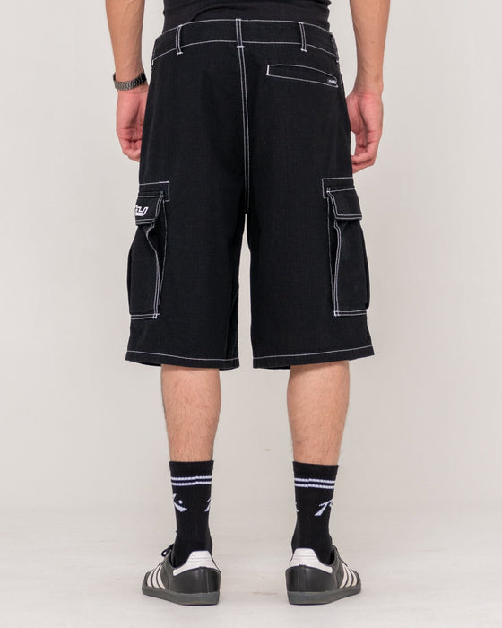 man-wearing-commando-rippa-cargo-short-in-black