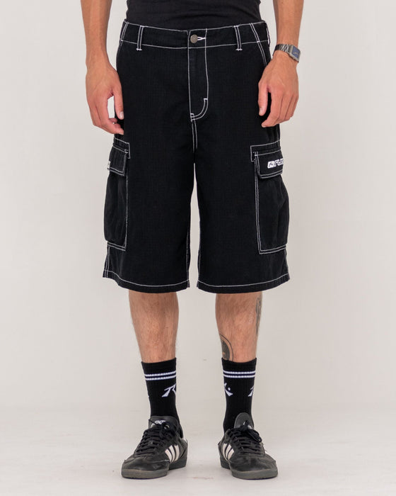 man-wearing-commando-rippa-cargo-short-in-black