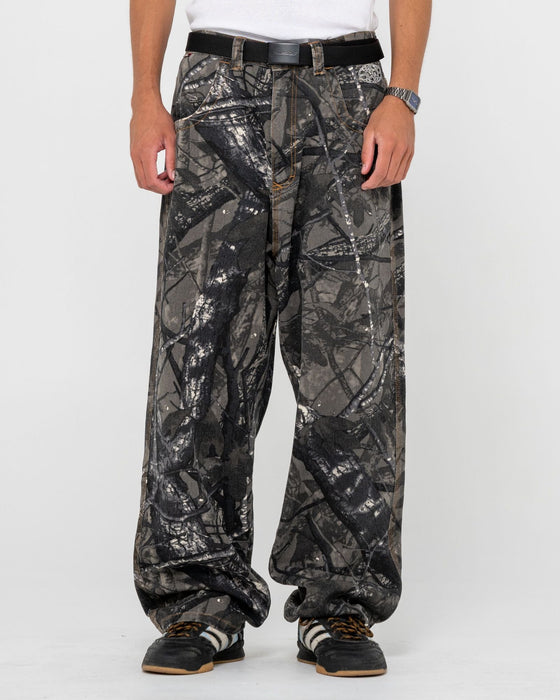 man-wearing-flip-rambo-pant-in-camo