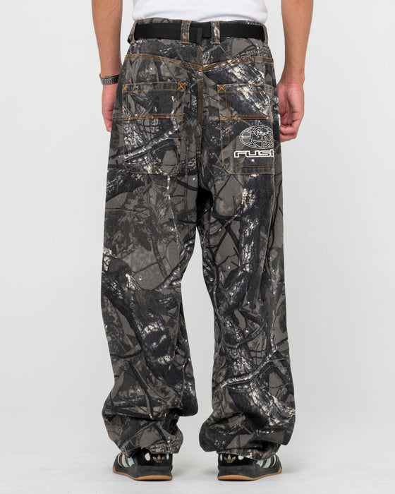 man-wearing-flip-rambo-pant-in-camo