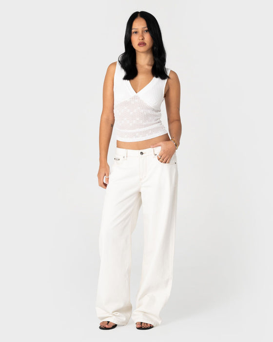 woman-wearing-snowy-lucy-loose-low-rise-jean-in-snowy-white