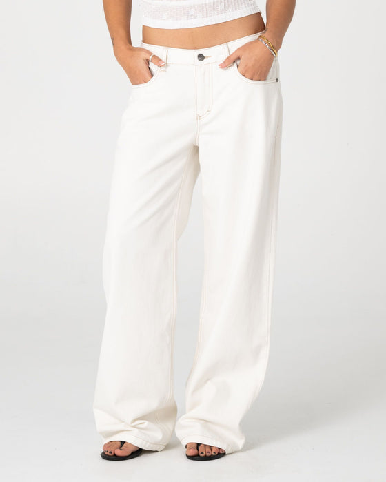 woman-wearing-snowy-lucy-loose-low-rise-jean-in-snowy-white