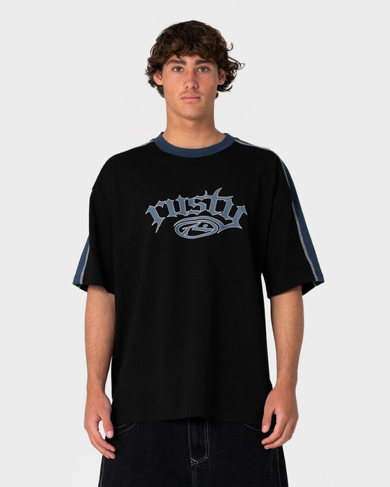 man-wearing-scream-short-sleeve-tee-in-black