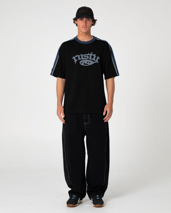 man-wearing-scream-short-sleeve-tee-in-black