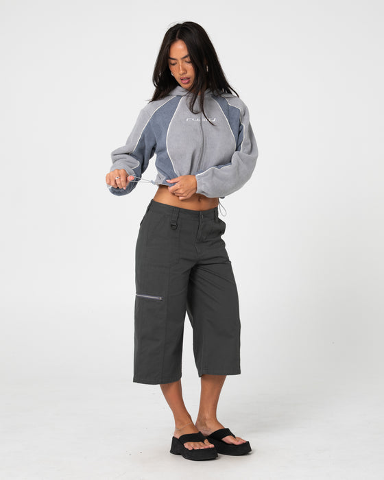 model-wearing-two-tides-cropped-zip-through-polar-fleece-in-grey-atlantic-blue