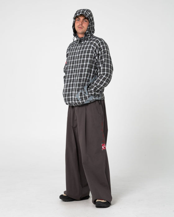 man-wearing-screwdriva-zip-thru-jacket-in-black