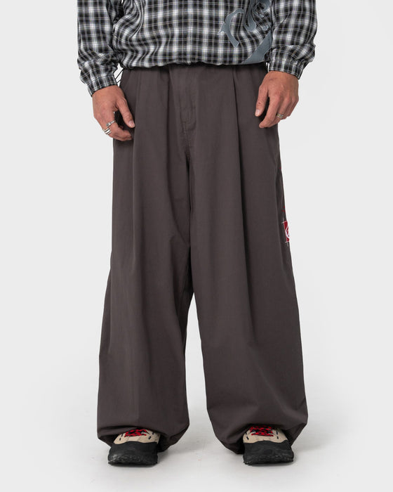 man-wearing-mista-mista-elastic-pant-in-carbon