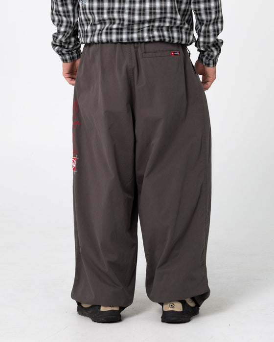 man-wearing-mista-mista-elastic-pant-in-carbon
