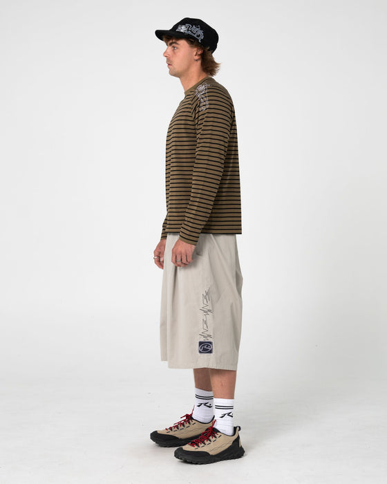 man-wearing-huff-n-puff-long-sleeve-tee-in-savanna