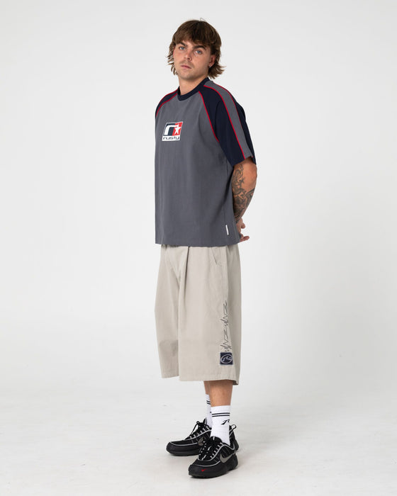 man-wearing-tekka-short-sleeve-tee-in-steel