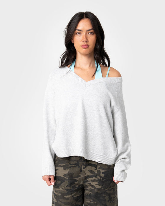 woman-wearing-valid-vee-neck-slouch-knit-in-ecru-marle