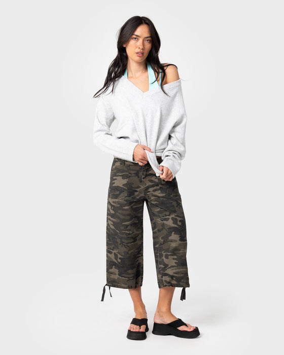 woman-wearing-valid-vee-neck-slouch-knit-in-ecru-marle