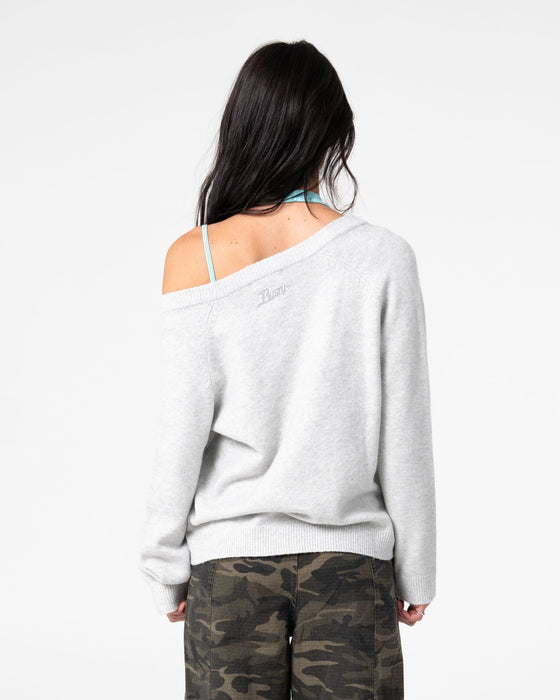 woman-wearing-valid-vee-neck-slouch-knit-in-ecru-marle