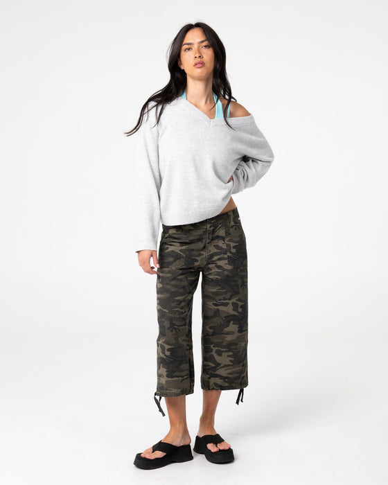 woman-wearing-valid-vee-neck-slouch-knit-in-ecru-marle