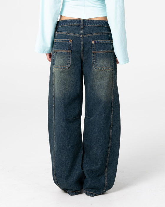 woman-wearing-pammy-panelled-leg-jeans-in-dark-n-dirty