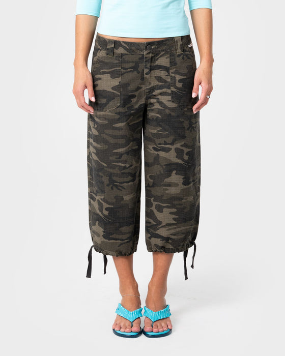 woman-wearing-cameron-camo-low-rise-relaxed-capri-pant-in-camo