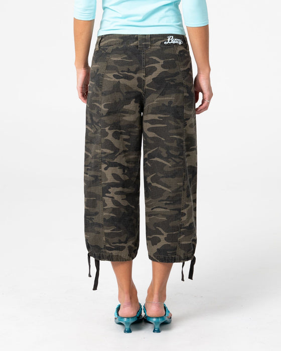 woman-wearing-cameron-camo-low-rise-relaxed-capri-pant-in-camo