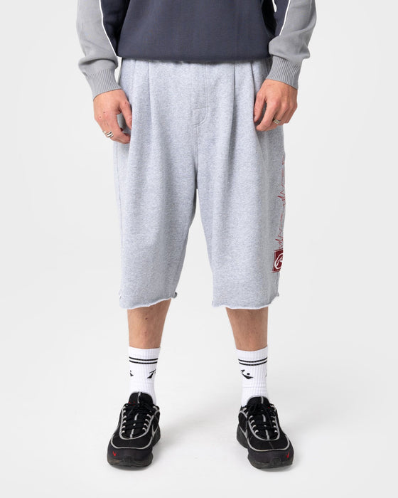 man-wearing-chopper-fleece-short-in-grey-marle