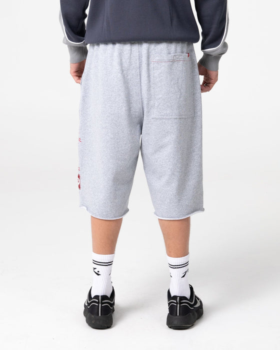 man-wearing-chopper-fleece-short-in-grey-marle