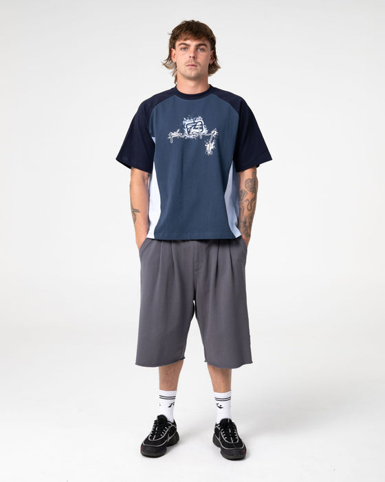 man-wearing-chopper-fleece-short-in-steel