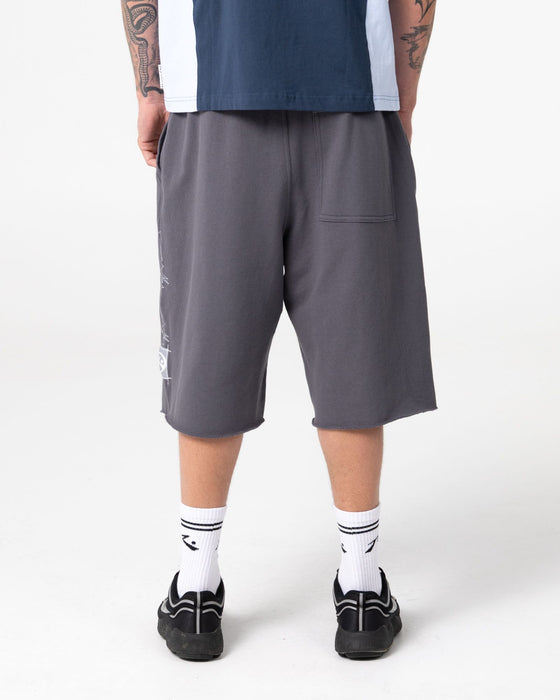 man-wearing-chopper-fleece-short-in-steel