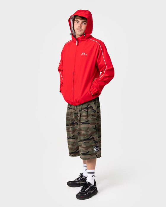 man-wearing-chopper-yard-fleece-short-in-camo