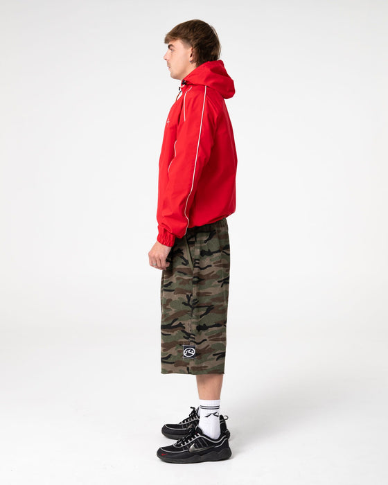 man-wearing-chopper-yard-fleece-short-in-camo