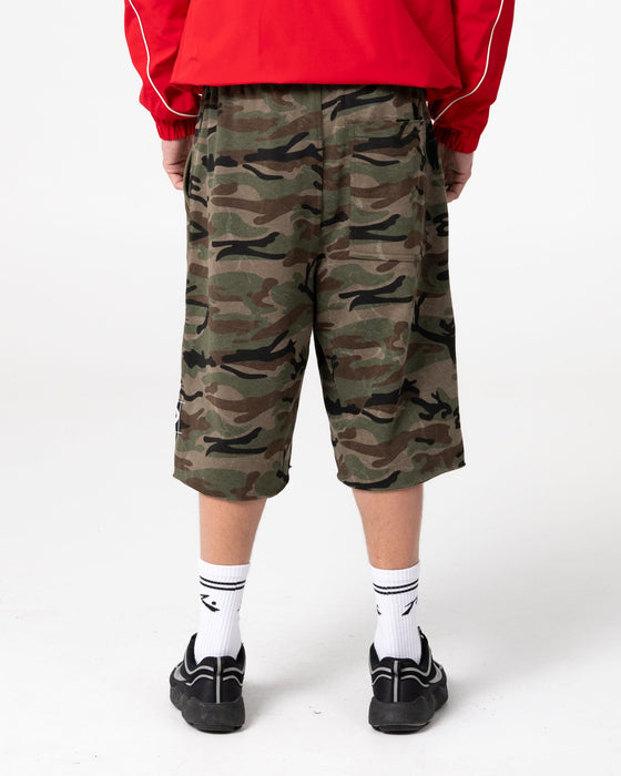 man-wearing-chopper-yard-fleece-short-in-camo