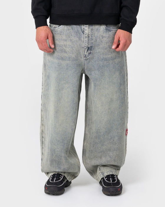 man-wearing-mystika-jean-in-dirty-dawg