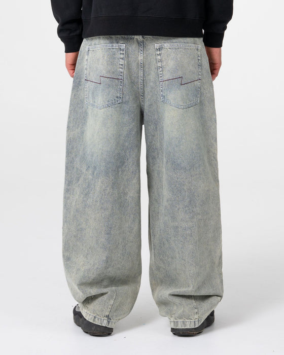 man-wearing-mystika-jean-in-dirty-dawg