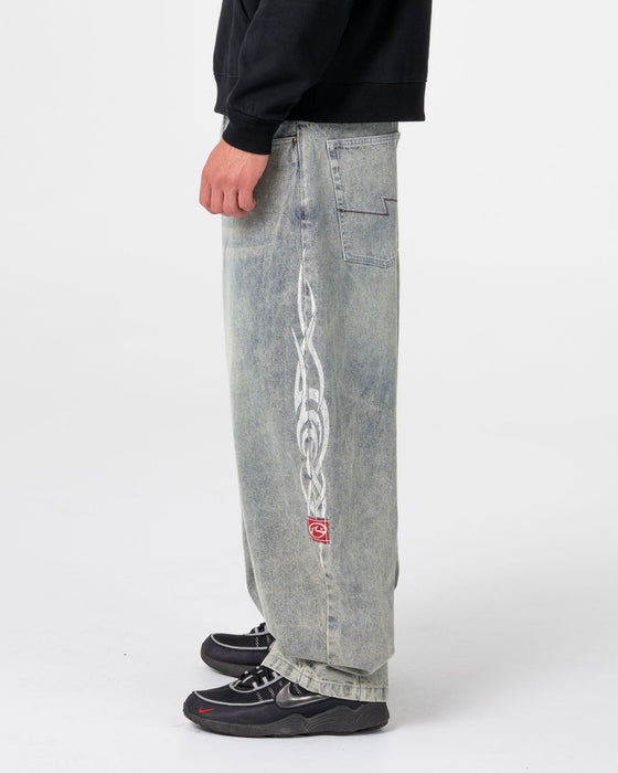 man-wearing-mystika-jean-in-dirty-dawg