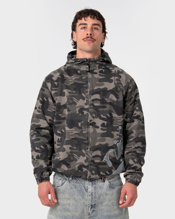 man-wearing-bushwacka-zip-thru-jacket-in-carbon