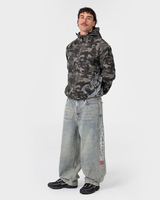 man-wearing-bushwacka-zip-thru-jacket-in-carbon