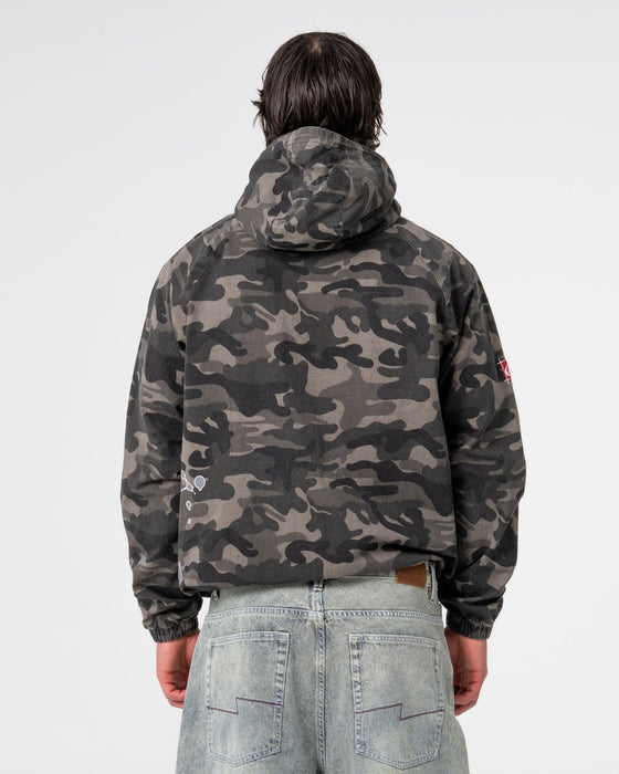 man-wearing-bushwacka-zip-thru-jacket-in-carbon