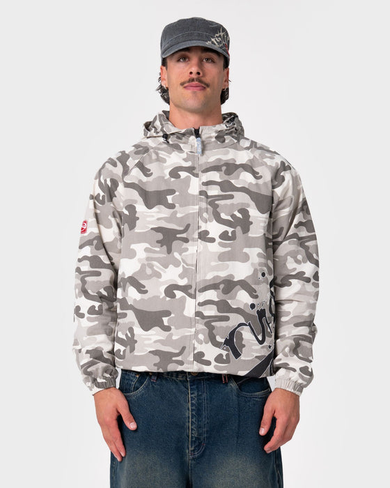 man-wearing-bushwacka-zip-thru-jacket-in-snow