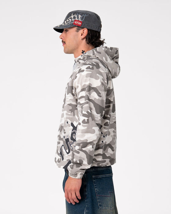 man-wearing-bushwacka-zip-thru-jacket-in-snow
