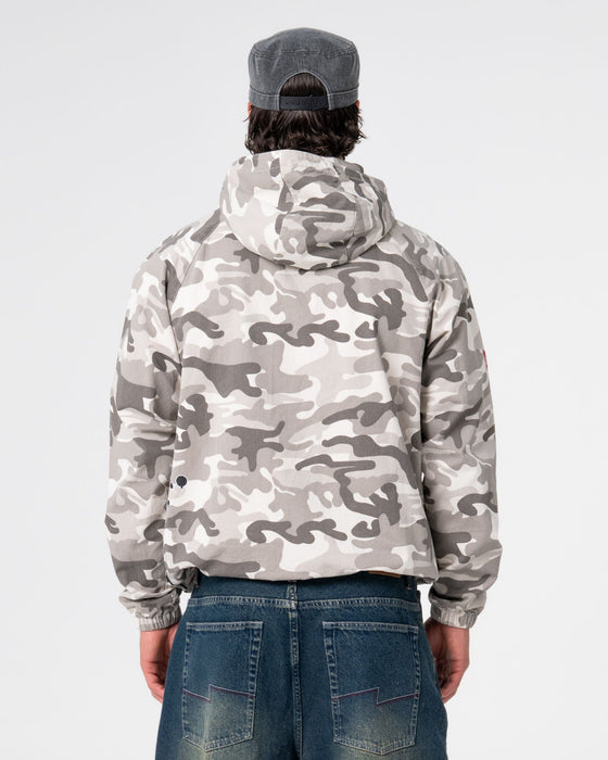 man-wearing-bushwacka-zip-thru-jacket-in-snow