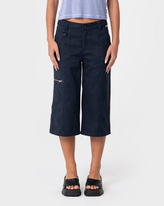 woman-wearing-it-gyrl-low-rise-capri-cargo-pant-in-navy-blue